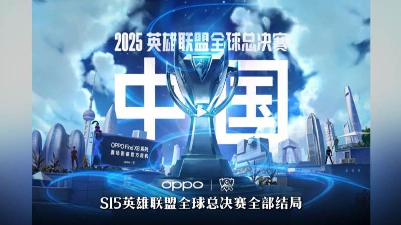 战术复盘服务配图：教练组在战术板前讲解